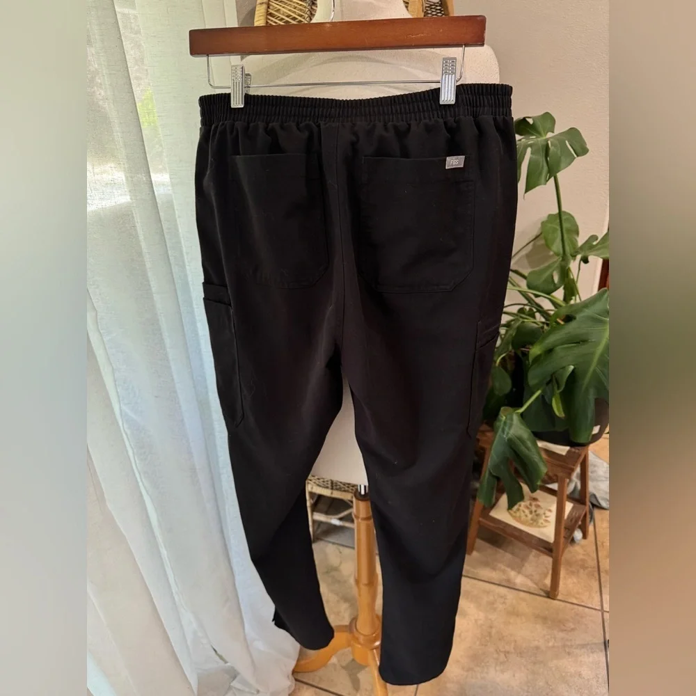 Figs Black Cargo Pants with Relaxed Fit and Elastic Cuffs scrubs‎ scrub